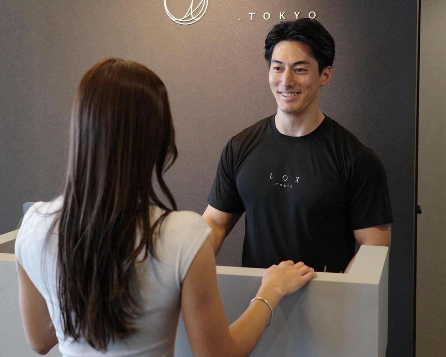 LOX.TOKYOのトレーナーとお客様が向き合うパーソナルセッションのようす
